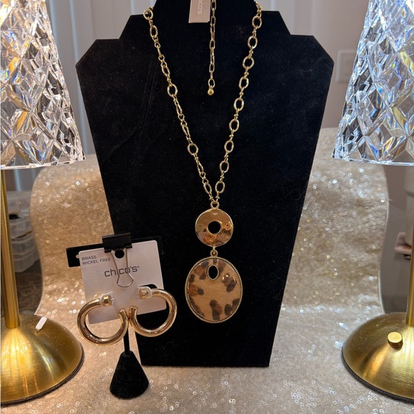 NWT Chico’s Animal double-sided Necklace with hoop / post earrings - Picture 2 of 9
